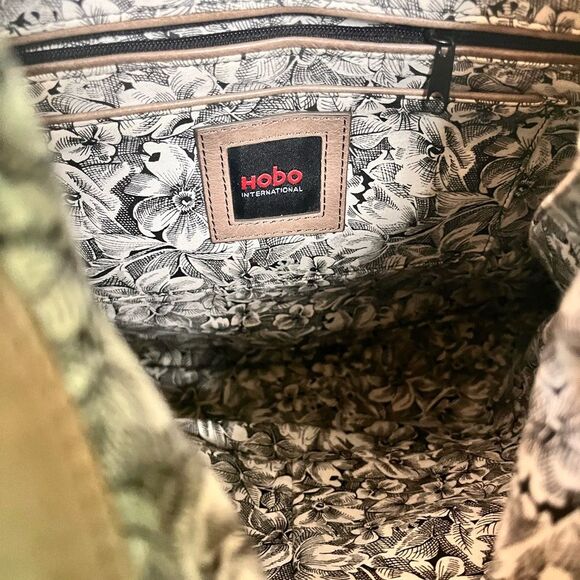 Hobo Taupe Leather Women's Purse that converts to a Crossbody bag or Clutch - Picture 2 of 5